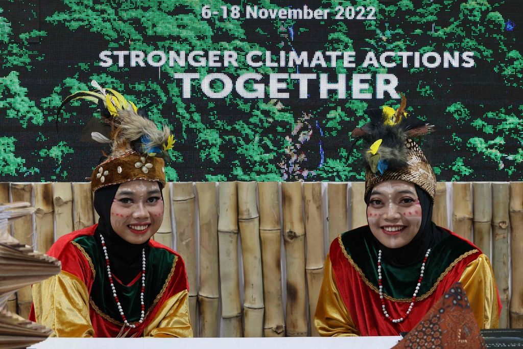 Perempuan Indonesia dalam balutan baju tradisional di paviliun Indonesia pada ajang konferensi iklim COP 27 di Sharm el-Sheikh International Convention Centre di kota Sharm el-Sheikh, tepi Laut Merah, Mesir, 15 November 2022.