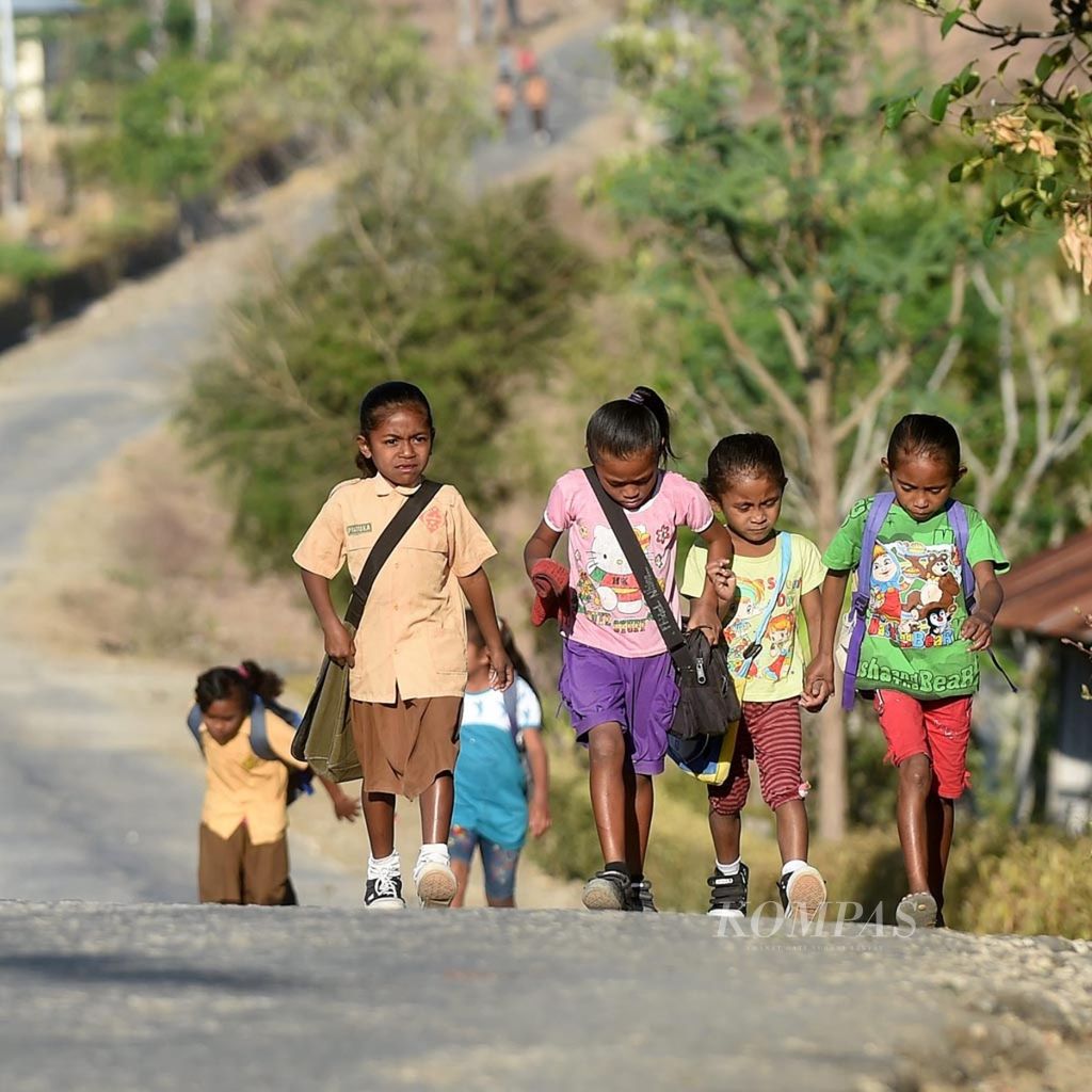 Pelajar berjalan kaki menuju sekolah yang berada di daerah perbatasan antara Indonesia dan Timor Leste di Desa Haumeni Ana, Kecamatan Bikomi Nilulat, Kabupaten Timor Tengah Utara, NTT, Sabtu (17/10/2015). Di tengah keterbatasan, anak -anak tersebut tetap bersemangat ke sekolah demi masa depan. 