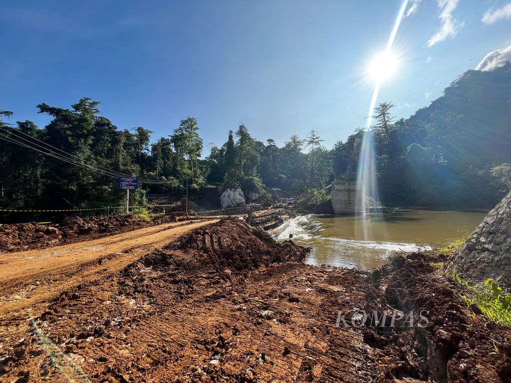 Akses menuju Desa Lalomerui, Routa, Konawe, Sulawesi Tenggara, Rabu (20/7/2022), yang harus melalui Sungai Lalindu dan jalan perusahaan pertambangan. 