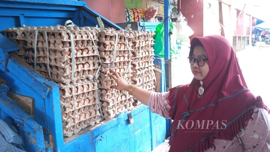 Tampak salah satu penjual telur di Pasar Hamadi, Kota Jayapura, Papua, Jumat (26/8/2022).