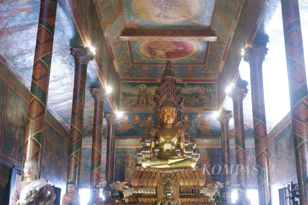 Patung Buddha yang terbuat dari perunggu berada di dalam kuil Wat Phnom, Phnom Penh, Kamboja, Selasa (2/5/2023). Di kuil ini berdatangan puluhan hingga ratusan wisatawan setiap hari untuk memohon keberuntungan.