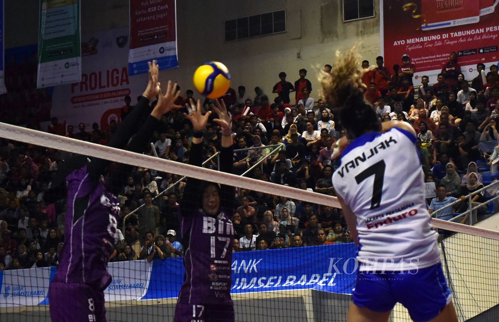 The match between Jakarta BIN (purple) and Jakarta Pertamina Enduro women's teams in the 2024 Proliga series in Palembang, South Sumatra, took place at the Palembang Sport and Convention Center (PSCC) on Friday (10/5/2024). In the match, Jakarta BIN emerged victorious with a score of 3-0 (25-17, 25-21, 25-20).