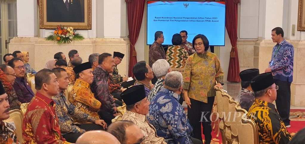 Menteri Keuangan Sri Mulyani Indrawati berbincang informal dengan para kepala daerah sebelum Rapat Koordinasi Nasional Pengendalian Inflasi di Istana Negara, Jakarta, Kamis (31/8/2023).