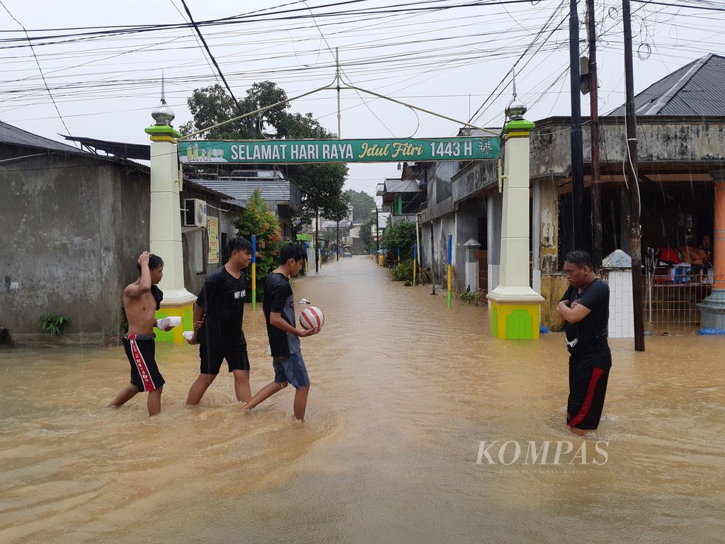 Pada Jumat (27/1/2023), di Manado, Sulawesi Utara, hujan deras yang mengguyur sejak dini hingga sore hari menyebabkan banjir dan tanah longsor di 23 kelurahan yang tersebar di delapan kecamatan.