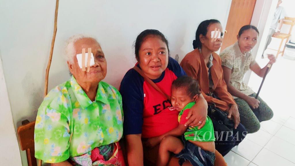 Anastasia Tuto (kiri), salah satu pasien operasi karatak, duduk bersama pasien lain  di ruang perawatan RSUD Lewoleba, Lembata, Nusa Tenggara Timur, Minggu (26/2).