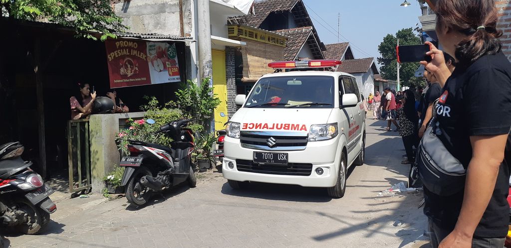 Lima dari enam jenazah korban kecelakaan yang melibatkan sebuah mobil dengan KA Rapih Dhoho dimakamkan di Sidoarjo, Minggu (20/7/2023). Kecelakaan terjadi di pelintasan kereta api sebidang Jalan Raya Dusun Gondekan, Desa Jabon, Jombang, Minggu dini hari. 
