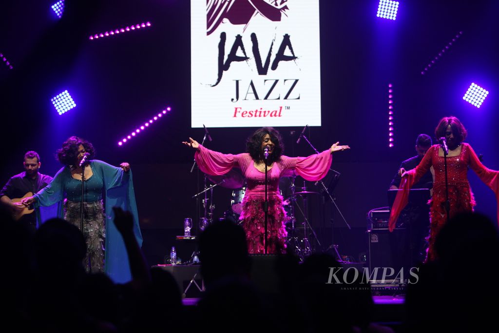 Scherrie & Susaye, mantan anggota gup vokal lawas The Supremes, memanaskan panggung Jakarta International BNI Java Jazz Festival 2022 pada Sabtu (28/5/2022).