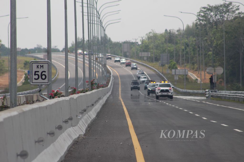 Sejumlah pengendara menjajal Jalan Tol Trans-Sumatera ruas Indralaya-Prabumulih, Sumatera Selatan, sepanjang 63,5 kilometer, Selasa (29/8/2023). Menurut rencana, tol ini akan dibuka pada Kamis (30/8/2023). Tol itu diyakini dapat mempercepat mobilitas warga.