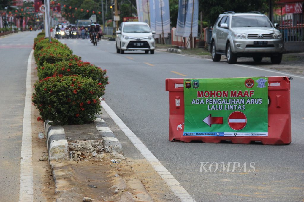 Rekayasa lalu lintas mulai dilakukan di Jalan Diponegoro, Kota Singkawang, Kalimantan Barat, Jumat (3/2/2023), menjelang Cap Go Meh. Di jalan tersebut menjadi tempat panggung kehormatan pada acara puncak, Minggu (5/2/2023).