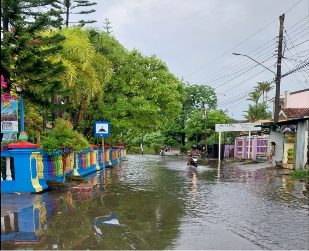 Kondisi Jalan Kendeng di Cilacap, Jawa Tengah, yang masih terendam banjir, Jumat (28/4/2023) pagi.