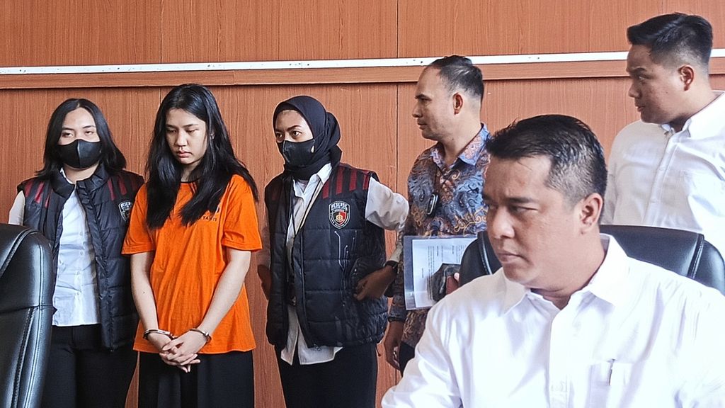 Ghisca Debora (19) saat dihadirkan dalam rilis pengungkapan kasus tindak pidana penipuan tiket konser Coldplay di Markas Polres Metro Jakarta Pusat, Senin (20/11/2023).