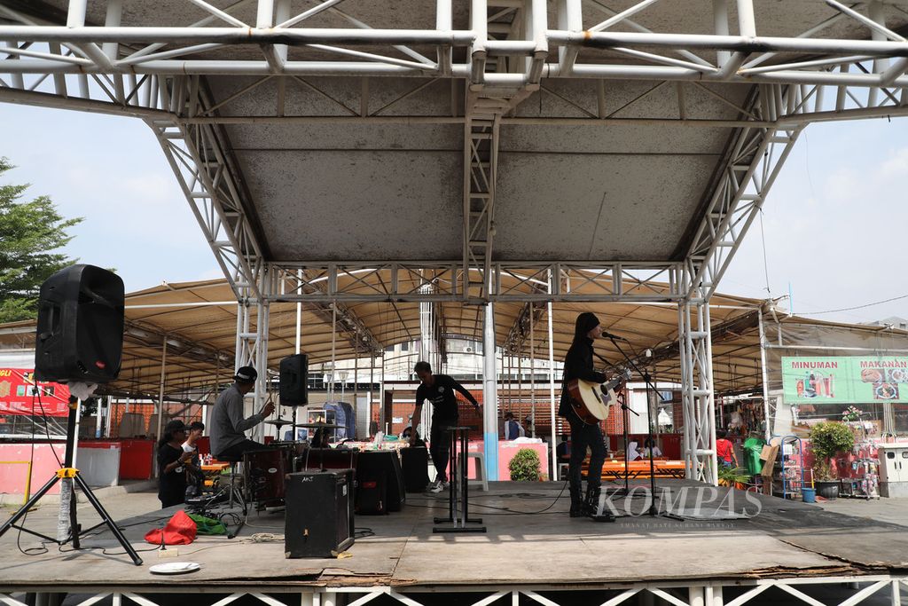 Musisi tampil di panggung terbuka di Kota Intan, Taman Sari, Jakarta Barat, Selasa (12/7/2022). Kota Intan menjadi lokasi relokasi pedagang kaki lima yang selama ini berdagang di Kota Tua. 