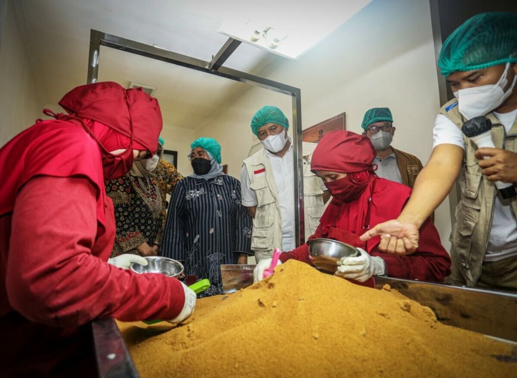 Produksi gula kelapa kristal atau dikenal gula semut menjadi produk potensial yang dikembangkan penyadap nira di Desa Semedo, Banyumas, Jawa Tengah, seperti terlihat Sabtu (25/9/2021).