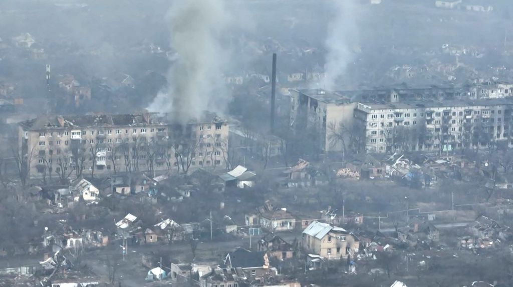 Foto yang diambil dari cuplikan video AFPTV memperlihatkan pemandangan kerusakan kota Bakhmut akibat serangan pasukan Rusia di Ukraina pada 27 Februari 2023. 