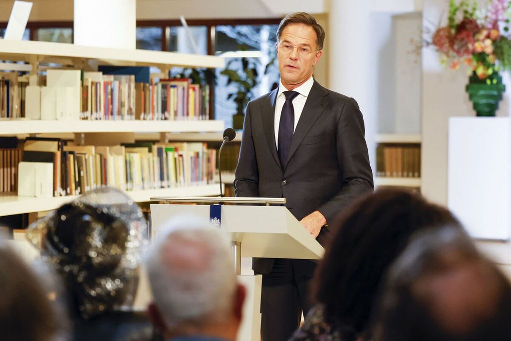 Perdana Menteri Belanda Mark Rutte menyampaikan pidato tentang keterlibatan Belanda dalam perbudakan dalam acara di Pusat Arsip Nasional, Den Haag, Belanda, Senin (19/12/2022). 