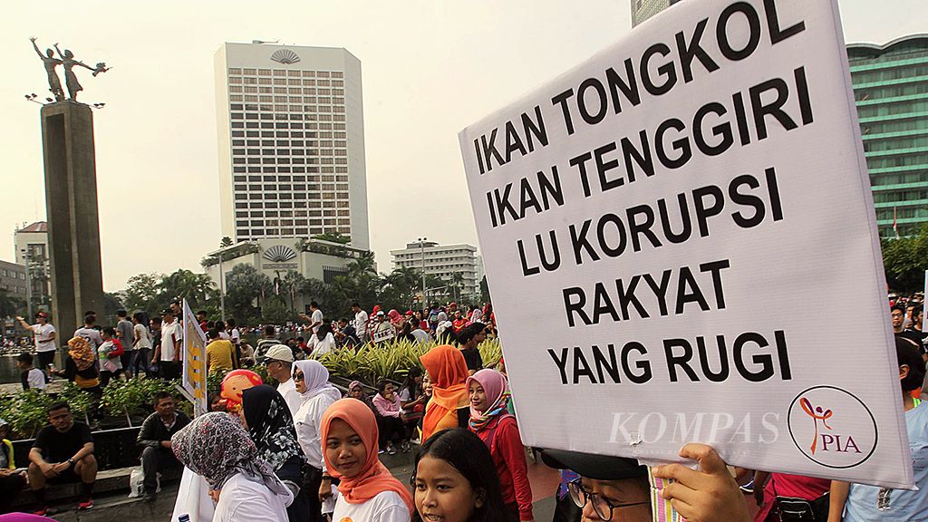 Puluhan orang   yang tergabung dalam Perempuan Indonesia Anti Korupsi berdemo mendukung Komisi Pemberantasan Korupsi dan gerakan antikorupsi  di kawasan  bebas kendaraan bermotor di Bundaran HI, Jakarta, Minggu (24/9). Sebagian dari mereka merupakan generasi milenial yang akan menentukan wajah Indonesia saat negara ini berusia 100 tahun pada 2045.