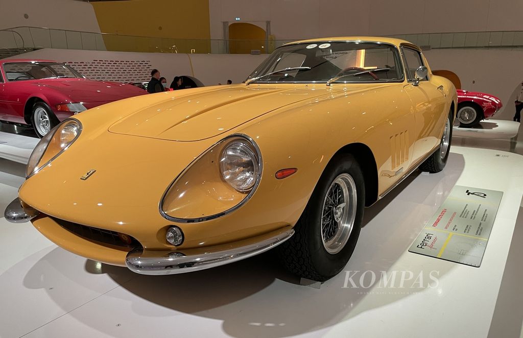 Mobil klasik Ferrari 275 GTB keluaran 1966 dipajang di Museo Enzo Ferrari di Kota Modena, Italia. Mobil ini menggunakan mesin kebanggaan mereka yakni V12 berkapasitas 3.285 cc dengan kecepatan maksimum 260 km/jam.