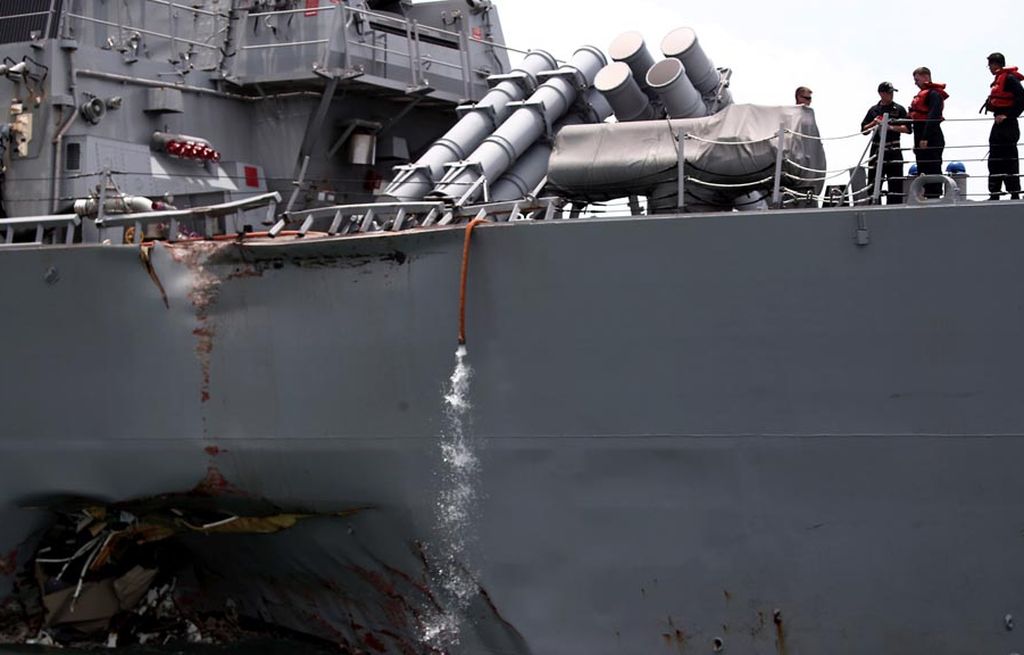 Kapal  milik Amerika Serikat, USS John S McCain, mengalami kerusakan setelah ditabrak kapal tanker di lepas pantai Singapura, Senin (21/8).  Sepuluh pelaut AS hilang dalam insiden ini.