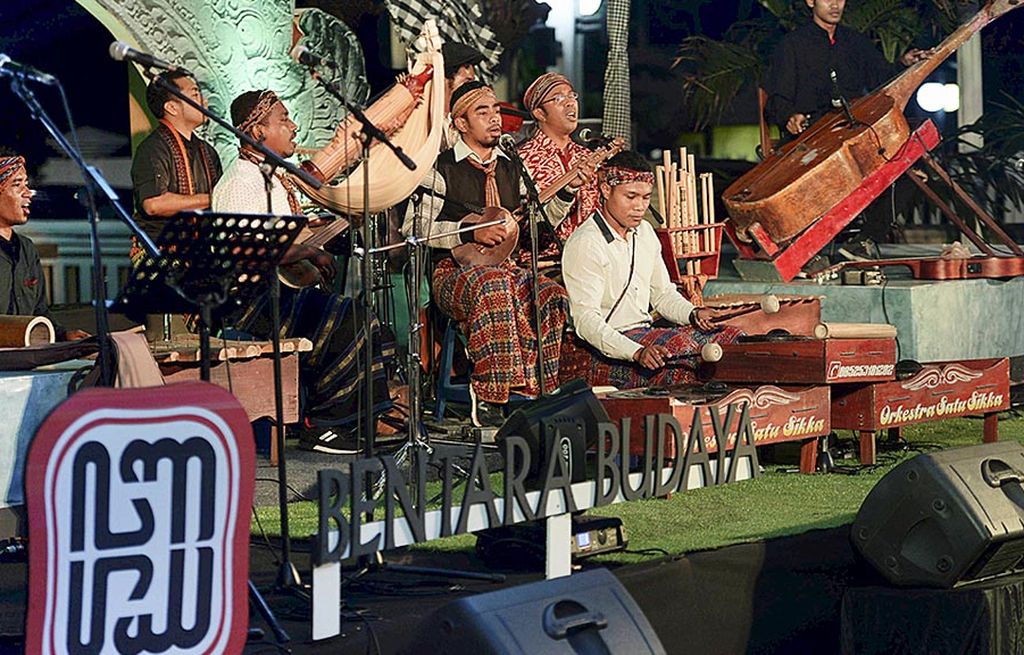 Penampilan kelompok musik etnik Orkestra Satu Sikka dalam Musik Kamisan di Bentara Budaya Jakarta, Kamis (5/10).