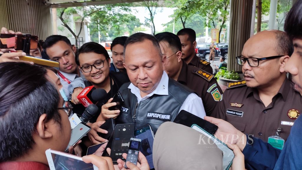 Kepala Pusat Penerangan Hukum Kejaksaan Agung Ketut Sumedana tengah memberikan penjelasan kepada wartawan, Rabu (15/3/2023), di Kompleks Kejaksaan Agung, Jakarta.