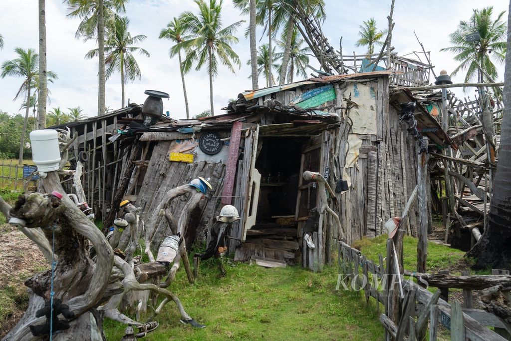 Tempat tinggal Ahmadun yang terbuat dari sampah-sampah yang dikumpulkan dari pantai sekitar Desa Pengudang, Kecamatan Teluk Sebong, Bintan, Kepulauan Riau, Rabu (20/10/2021).