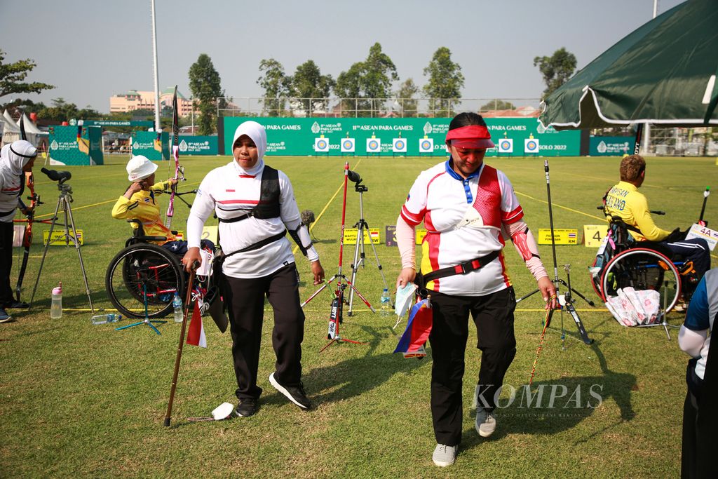 Atlet panahan Paralimpiade putri Indonesia, Wahyu Retno Wulandari, seusai memanah pada kualifikasi nomor <i>recurve </i>putri ASEAN Para Games 2022 di Lapangan Kota Barat, Surakarta, Minggu (31/7/2022).