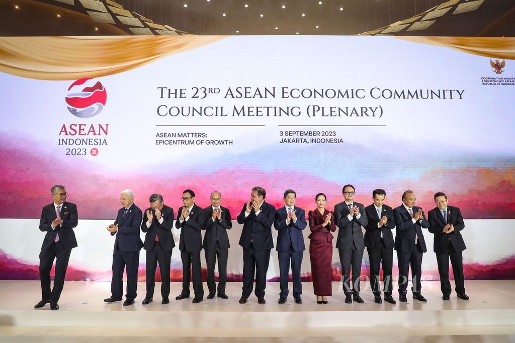 Para menteri perdagangan dan perekonomian negara anggota ASEAN berfoto bersama Sekretaris Jenderal ASEAN Kao Kim Hourn dalam The 23rd ASEAN Economic Community Council Meeting, di Jakarta, Minggu (3/9/2023). 