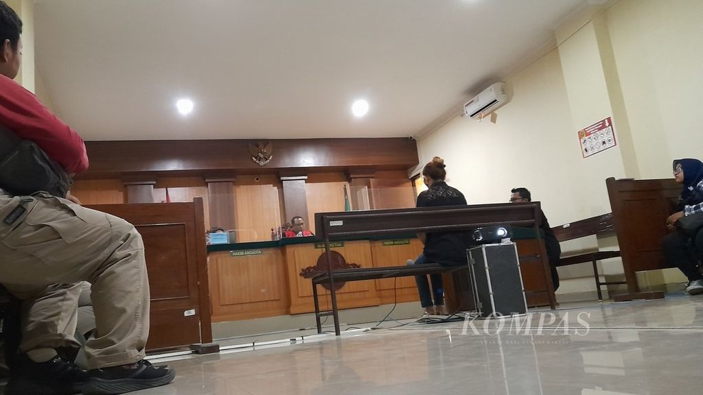 Suasana sidang vonis kasus Undang-Undang Informasi dan Transaksi Elektronik dengan terdakwa Dian Patria Arum Sari di Pengadilan Negeri Kepanjen, Malang, Jawa Timur, Selasa (21/3/2023)