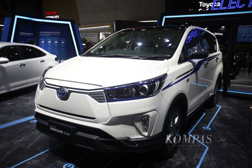 Toyota Innova EV Concept dipamerkan di <i>booth</i> Toyota pada hari pembukaan Indonesia International Motor Show (IIMS) Hybrid 2022 di JIExpo Kemayoran, Jakarta Pusat, Kamis (31/3/2022).