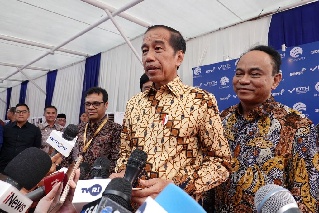 Presiden Joko Widodo memberikan keterangan pers seusai meresmikan Indonesia Digital Test House (IDTH) di Balai Besar Pengujian Perangkat Telekomunikasi Depok, Jawa Barat, Selasa (7/5/2024).