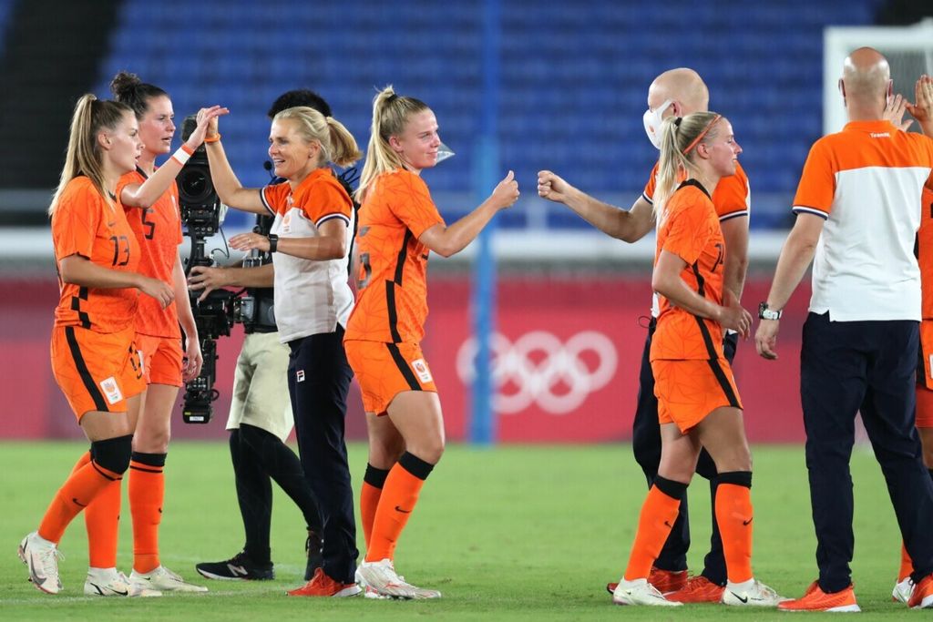 Netherlands’ coach Sarina Wiegman (3rd L) celebrates with players after Netherlands won the Tokyo 2020 Olympic Games women’s group F first round football match between Netherlands and China at the Yokohama International Stadium in Yokohama on July 27, 2021. 