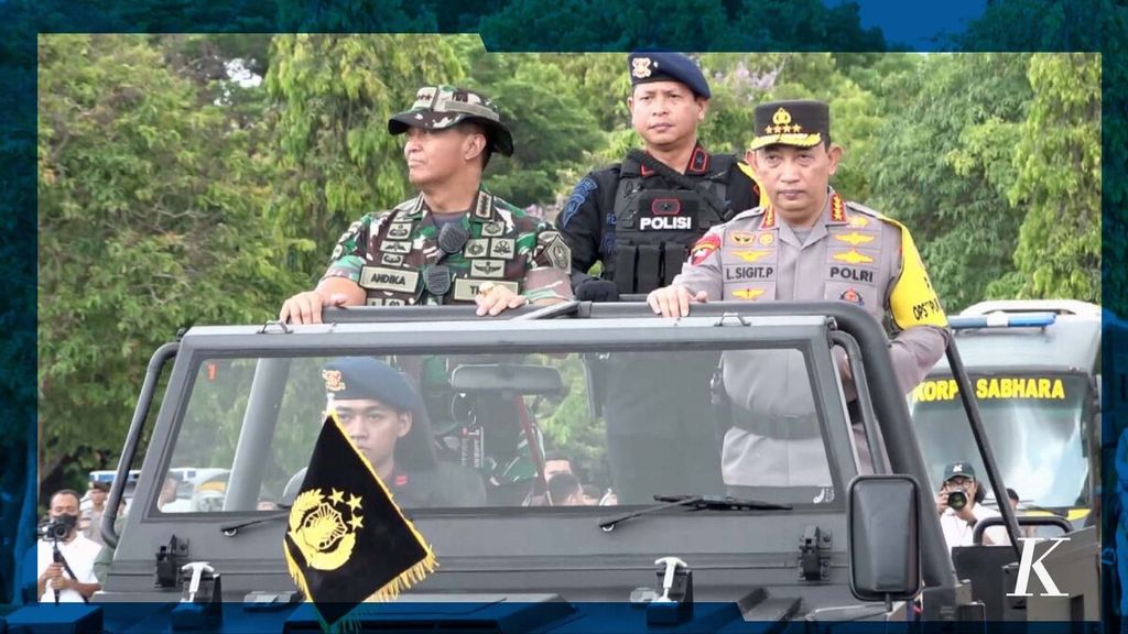 Panglima TNI Jenderal Andika Perkasa dan Kepala Polri Jenderal (Pol) Listyo Sigit melakukan inspeksi pasukan saat apel siaga pasukan pengamanan KTT G20 (7/11/2022). Sebanyak 18 Ribu personel TNI/Polri diterjunkan untuk mengamankan KTT G20 di Bali.
