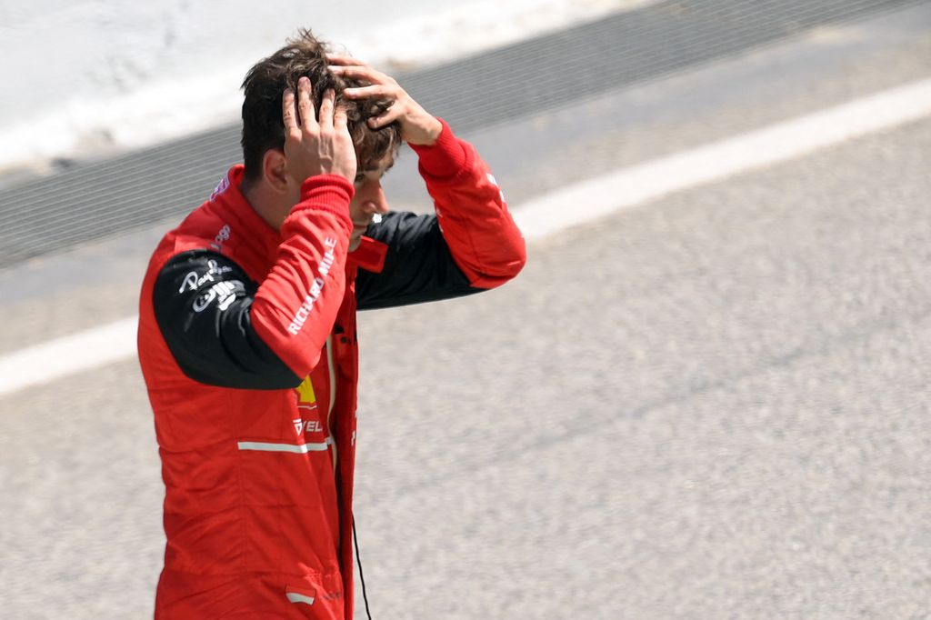 Reaksi pebalap Ferrari, Charles Leclerc, setelah mobilnya rusak di tengah balapan Grand Prix Formula 1 Spanyol di Circuit de Catalunya, Montmello, luar kota Barcelona, Minggu (22/5/2022). Karena gagal finis, posisi Leclerc di klasemen pebalap pun tergeser oleh pebalap Red Bull, Max Verstappen.
