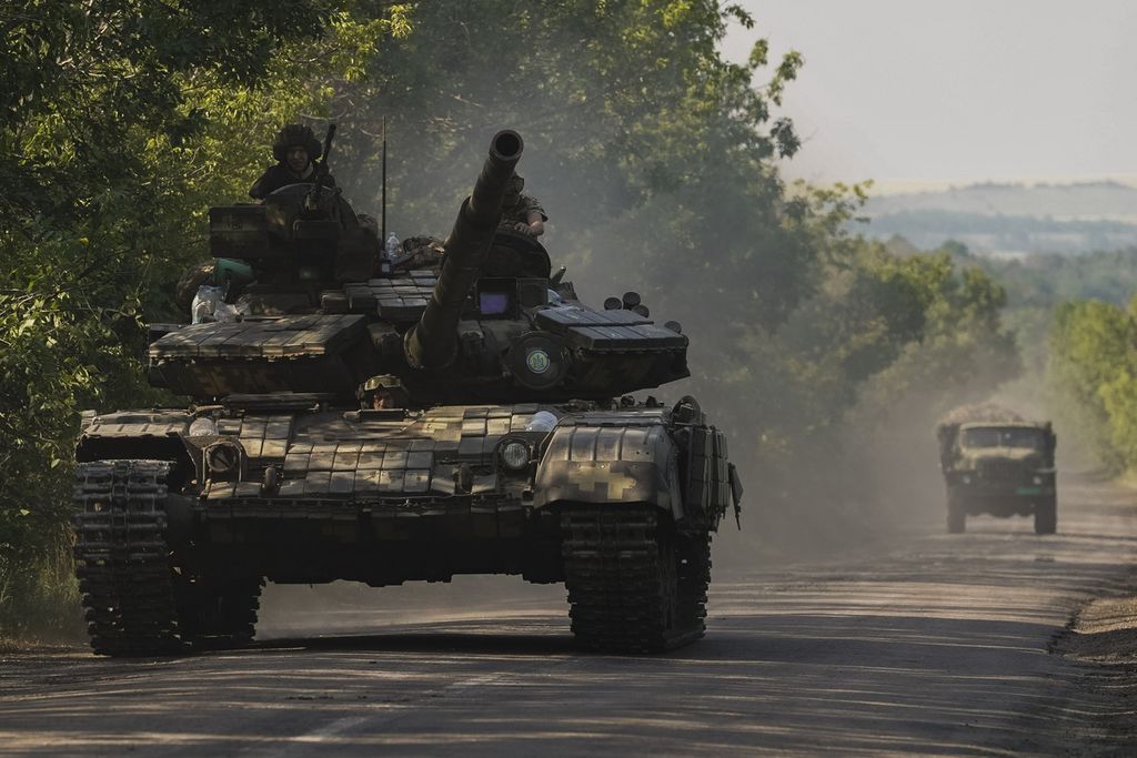 Anggota militer Ukraina mengendarai sebuah tank di wilayah Donetsk, Ukraina timur, Kamis (9/6/2022). Negara-negara Barat sekutu Ukraina terlihat mulai menggeser pandangannya soal perang karena dampaknya terhadap kondisi warga mereka di dalam negeri. 