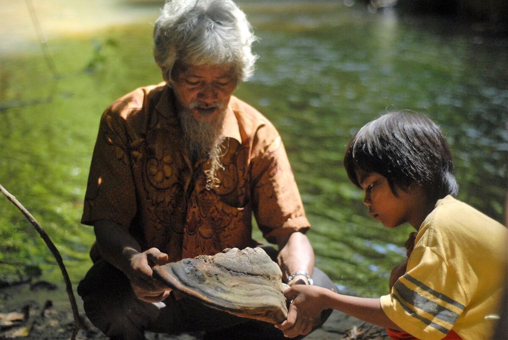 Tengganai Besemen menunjukkan salah satu cendawan obat kepada anak-anaknya di Taman Nasional Bukit Duabelas, Sarolangun, Jambi, Sabtu (2/7/2022). Pelestarian hutan mendesak diperkuat sebagai habitat bahan obat-obatan itu.