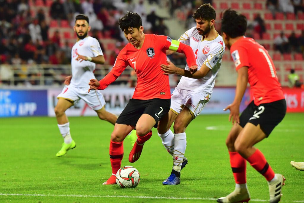Penyerang Korea Selatan yang juga andalan Tottenham Hotspur, Son Heung-min, dijaga oleh bek Bahrain, Hamad Alshamsan, dalam pertandingan di Piala Asia 2019 di Stadion Rashid Dubai, Selasa (22/1/2019).