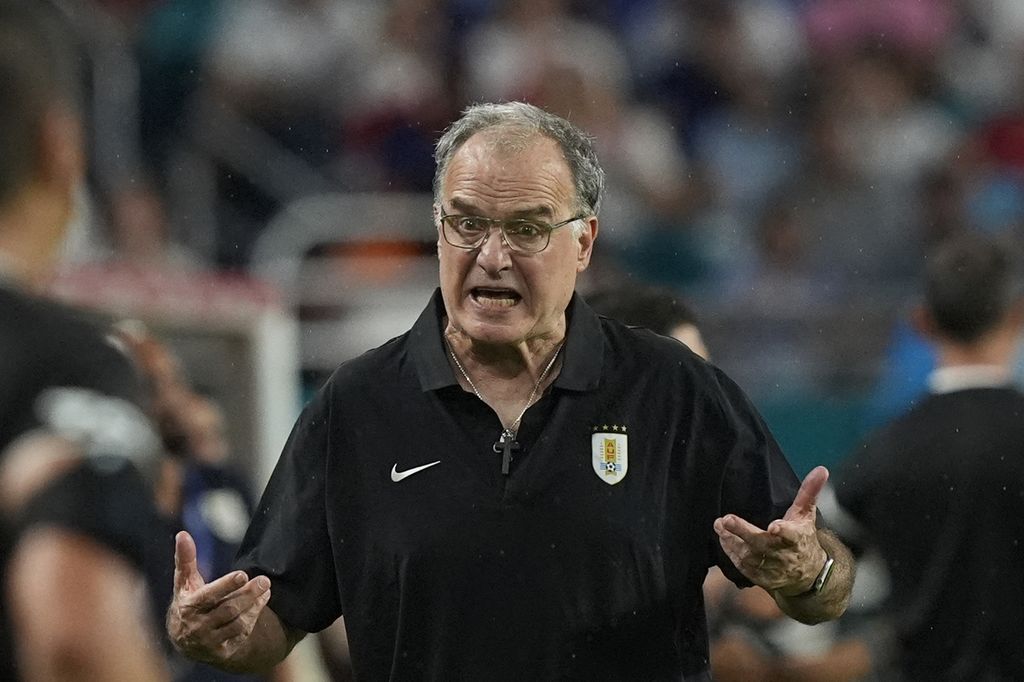 Ekspresi Pelatih Uruguay Marcelo Bielsa saat timnya melawan Panama pada laga Grup C Copa America di Stadion Hard Rock, Miami Gardens, Florida, Amerika Serikat, Minggu (23/6/2024). Uruguay menang 3-1 pada laga itu.