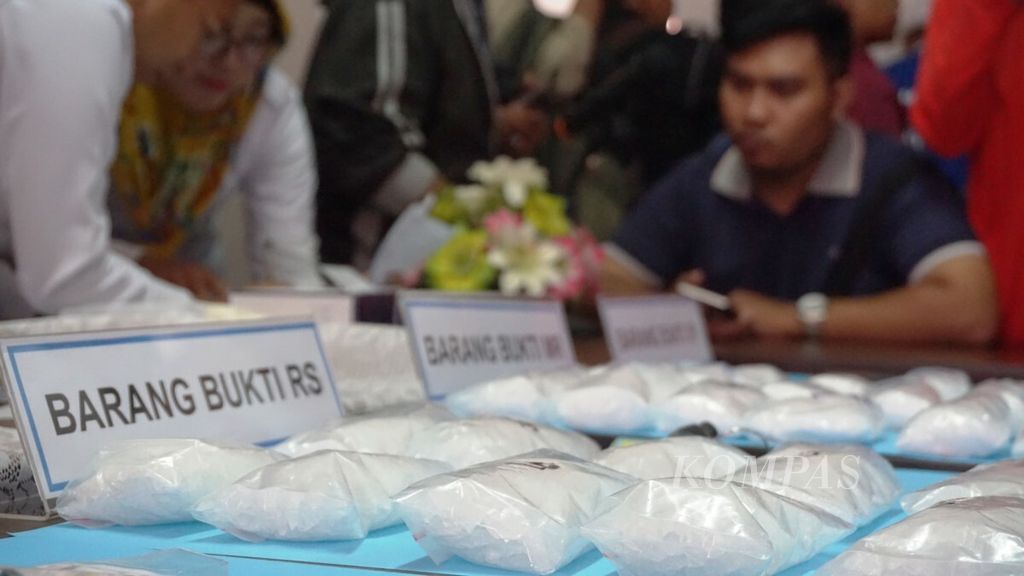 Sabu seberat 3 kilogram ditunjukkan dalam jumpa media BNNP Kalimantan Tengah, Rabu (31/10/2018). Sabu tersebut disita dari empat tersangka kurir dan pengedar narkoba di Kalteng.