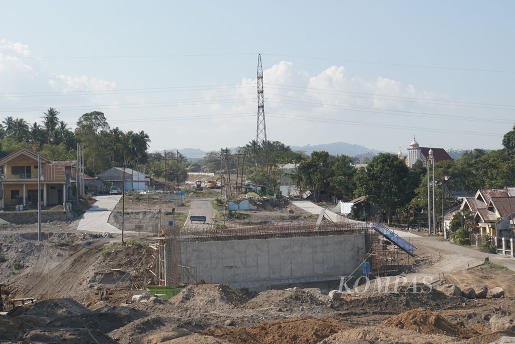 Proyek pembangunan Jalan Tol Manado-Bitung berlangsung, Kamis (19/9/2019), di depan area Kawasan Ekonomi Khusus Bitung, Sulawesi Utara.