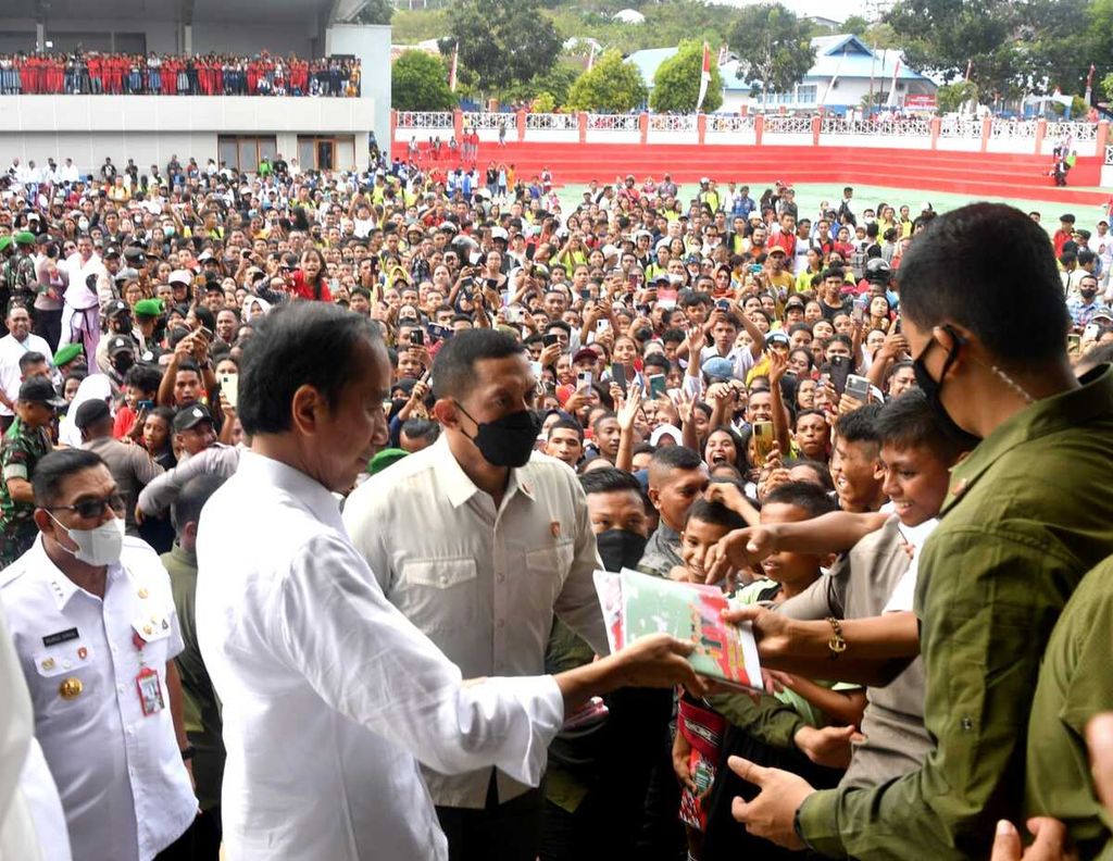 Presiden Joko Widodo saat meninjau lokasi penataan kawasan MTQ di Lapangan Mandriak, Kabupaten Kepulauan Tanimbar, Provinsi Maluku, Jumat (2/9/2022).