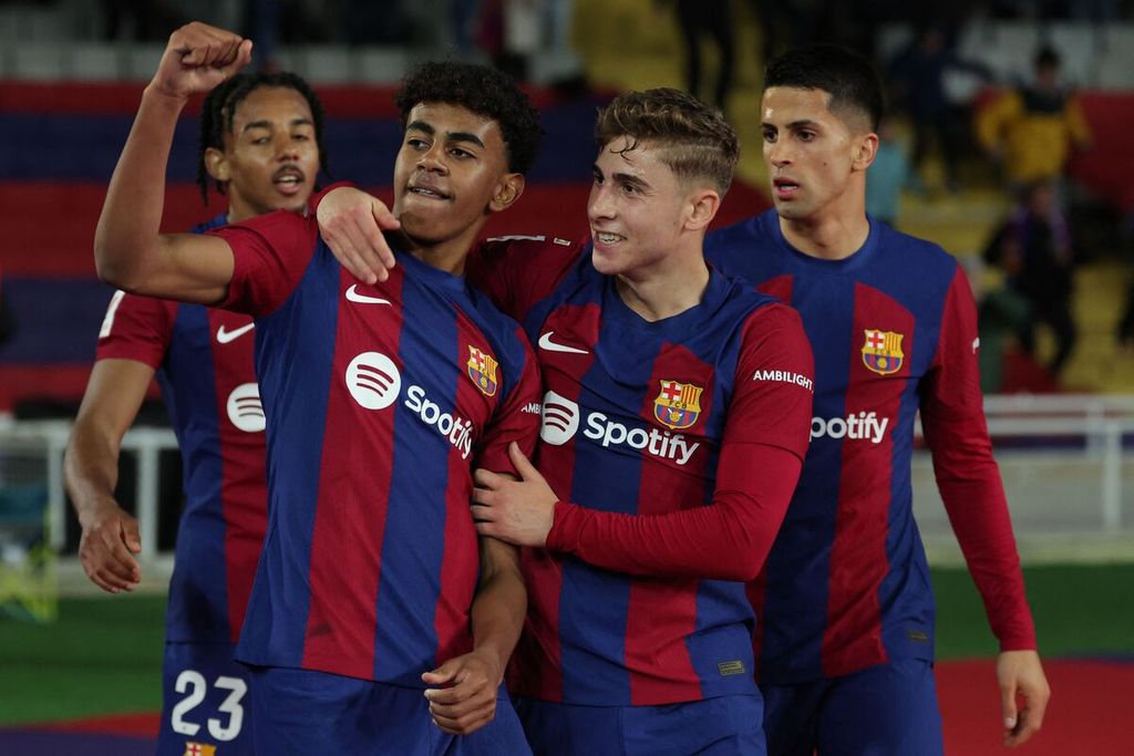 Pemain muda Barcelona Lamine Yamal (kedua dari kiri) bersama-rekan-rekannya merayakan golnya ke gawang Real Mallorca pada laga Liga Spanyol di Stadion Lluis Companys, Barcelona, Sabtu (9/3/2024) dini hari WIB. 