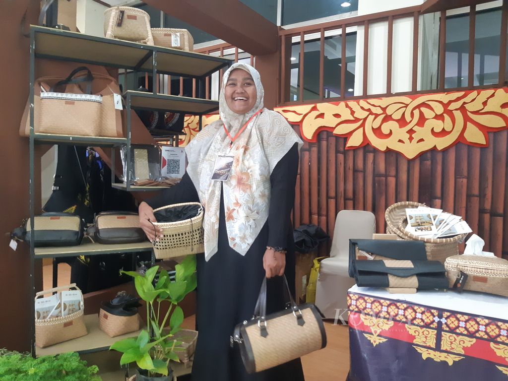 Ulfa Fithria (34), pemilik usaha mikro, kecil, dan menengah (UMKM) kerajinan Bili Droe, saat mengikuti pameran produk UMKM di Banda Aceh, Aceh, Jumat (25/11/2022). Penjualan produk Bili Droe terus berkembang merambah pasar nasiional.