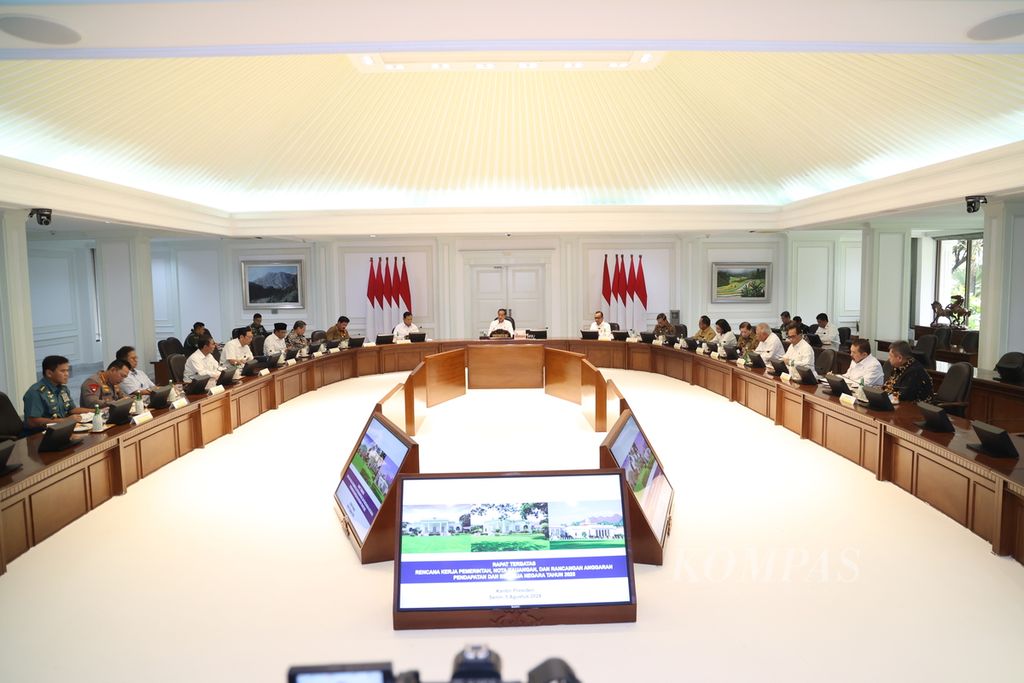 Presiden Joko Widodo memimpin rapat terbatas bersama sejumlah menteri Kabinet Indonesia Maju di Kantor Presiden, Jakarta, Senin (5/8/2024). Agenda rapat terbatas antara lain membahas rencana kerja pemerintah, nota keuangan, dan Rancangan Anggaran Pendapatan dan Belanja Negara (RAPBN) 2025. Presiden Jokowi menginginkan dalam RAPBN 2025 mengakomodasi semua program presiden terpilih. 