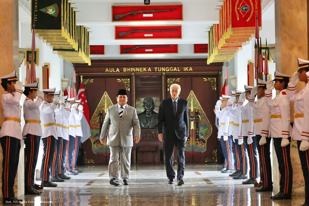 Menteri Pertahanan Republik Indonesia Prabowo Subianto menerima kunjungan kehormatan Menteri Pertahanan Singapura Ng Eng Hen di Kemenhan, Jakarta, Selasa (1/11/2022).