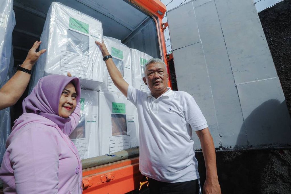Penjabat Wali Kota Bandung Bambang Tirtoyuliono memantau proses distribusi logistik pemilu di Kota Bandung, Jawa Barat, pada 2 Februari 2024. Jumlah daftar pemilih tetap di Kota Bandung 1,8 juta orang.
