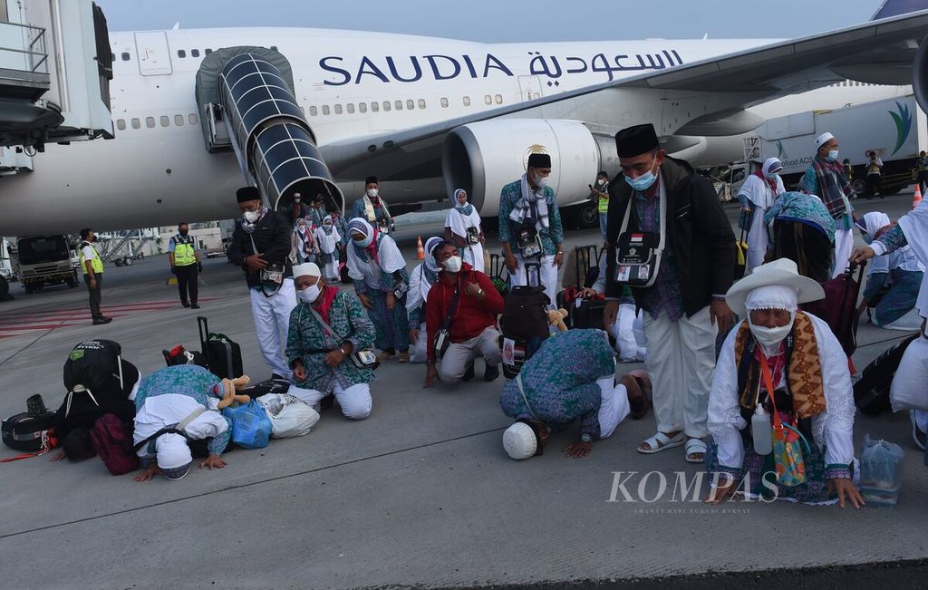 Jemaah haji Kloter 1 Debarkasi Surabaya yang baru turun dari pesawat Saudi Arabia Airlines melakukan sujud syukur di Terminal 2 Bandara Internasional Juanda Surabaya di Kabupaten Sidoarjo, Jawa Timur, Minggu (17/7/2022). 