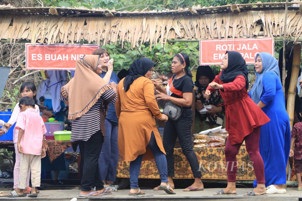 Para puan <i>paloh </i>atau perempuan pesisir berjoget bersama diiringi lagu melayu dari atas panggung Festival Payau Puan Paloh di Kelurahan Paya Pasir, Medan, Sumatera Utara, Sabtu (11/3/2023). Para perempuan pesisir juga bermain teater, puisi, dan bernyanyi dalam festival itu.