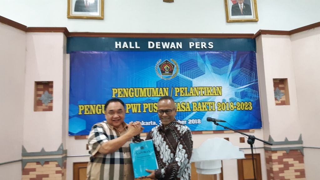 Serah terima dokumen pengurusan dari Mantan Ketua Umum PWI, Margiono (kiri) ke Ketua Umum PWI Pusat periode 2018-2023 Atal S Depari (kanan, di Pelantikan Pengurus PWI Pusat, Rabu (31/10/2018), di Jakarta.