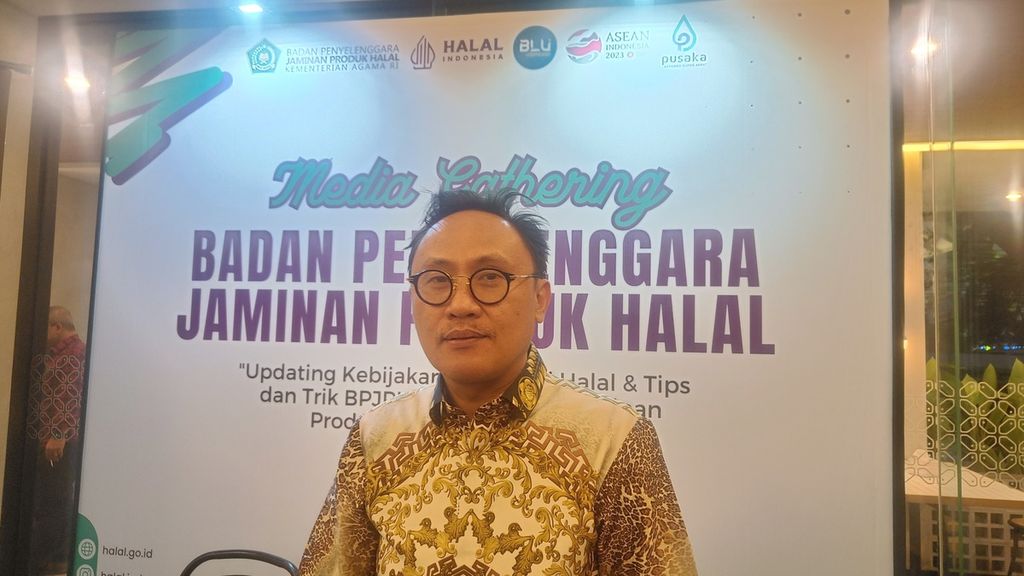 Kepala Badan Penyelenggara Jaminan Produk Halal (BPJPH) Kementerian Agama M Aqil Irham saat berbincang dengan wartawan di Jakarta, Jumat (28/7/2023). 