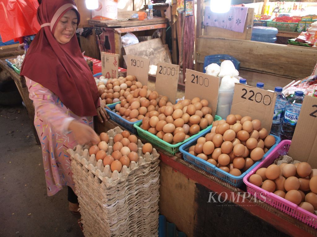 Mey Yunus (45) menata telur ayam dagangannya, Jumat (26/8/2022), di Pasar Bersehati, Manado, Sulawesi Utara. Selama beberapa hari terakhir, harga telur ayam naik signifikan.